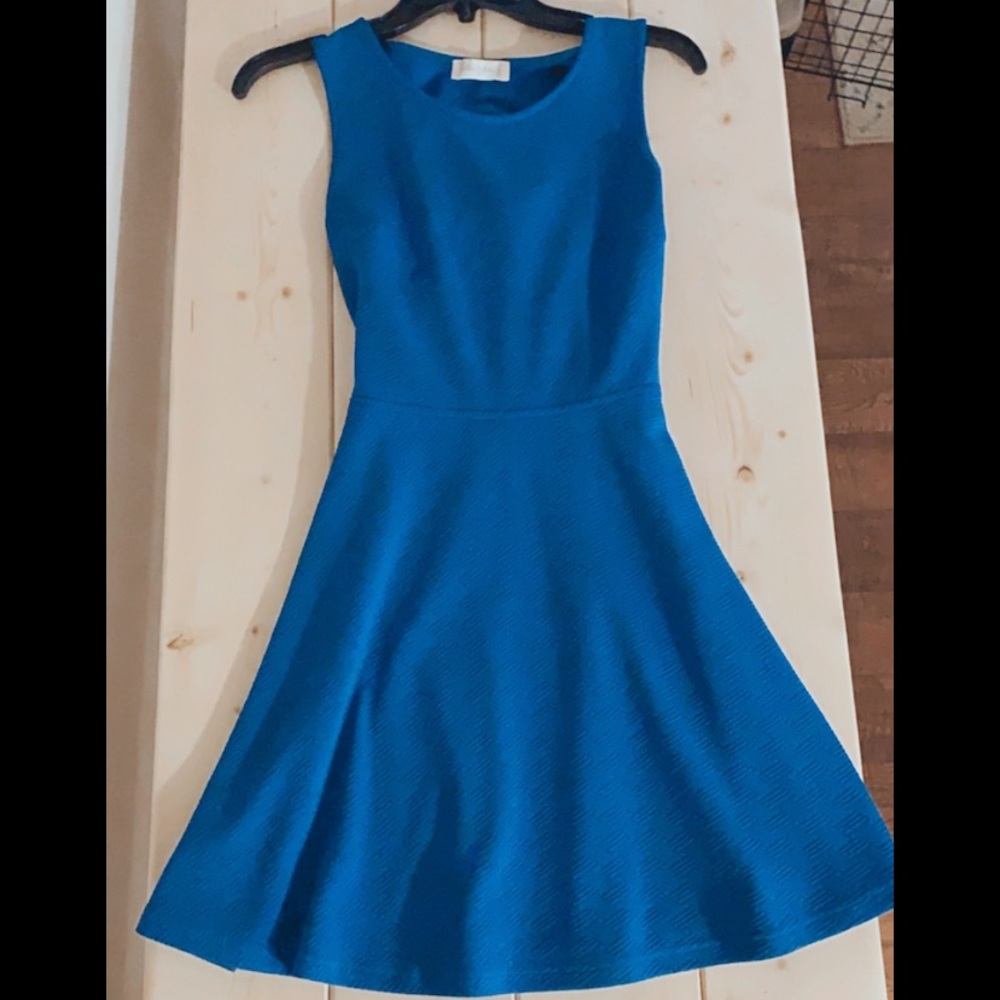 Twisted back sleeveless midi dress